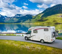 camping_car-pneus-fiables-route-sinueuse